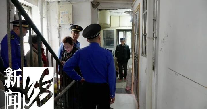 邻居家旁的这2厘米,上海八旬老人家装不上大门…